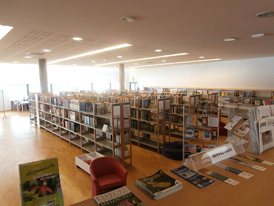 Bibliothèque La Pérouse, Plouzané, France - salle de lecture.JPG