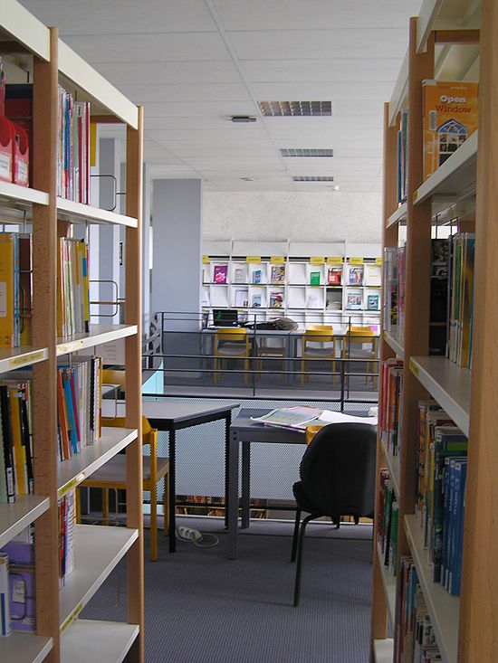 Bibliothèque de Formation des Maîtres - IUFM Brest, France - espace de travail à l'étage.JPG