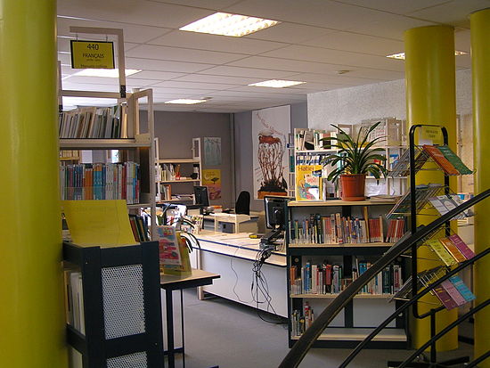 Bibliothèque de Formation des Maîtres - IUFM - Brest, France - banque de prêt.JPG